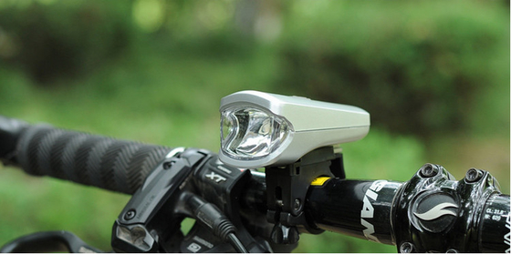 چراغ دوچرخه شارژی USB 60LM با منبع LED ضد آب IPX4 مواد ABS